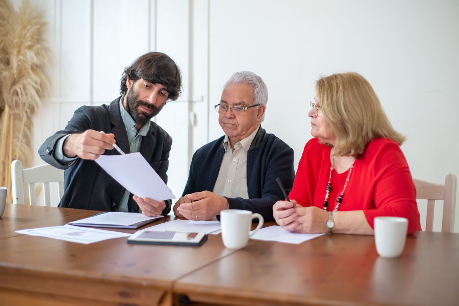 Conseillère qui échange avec un couple autour de documents