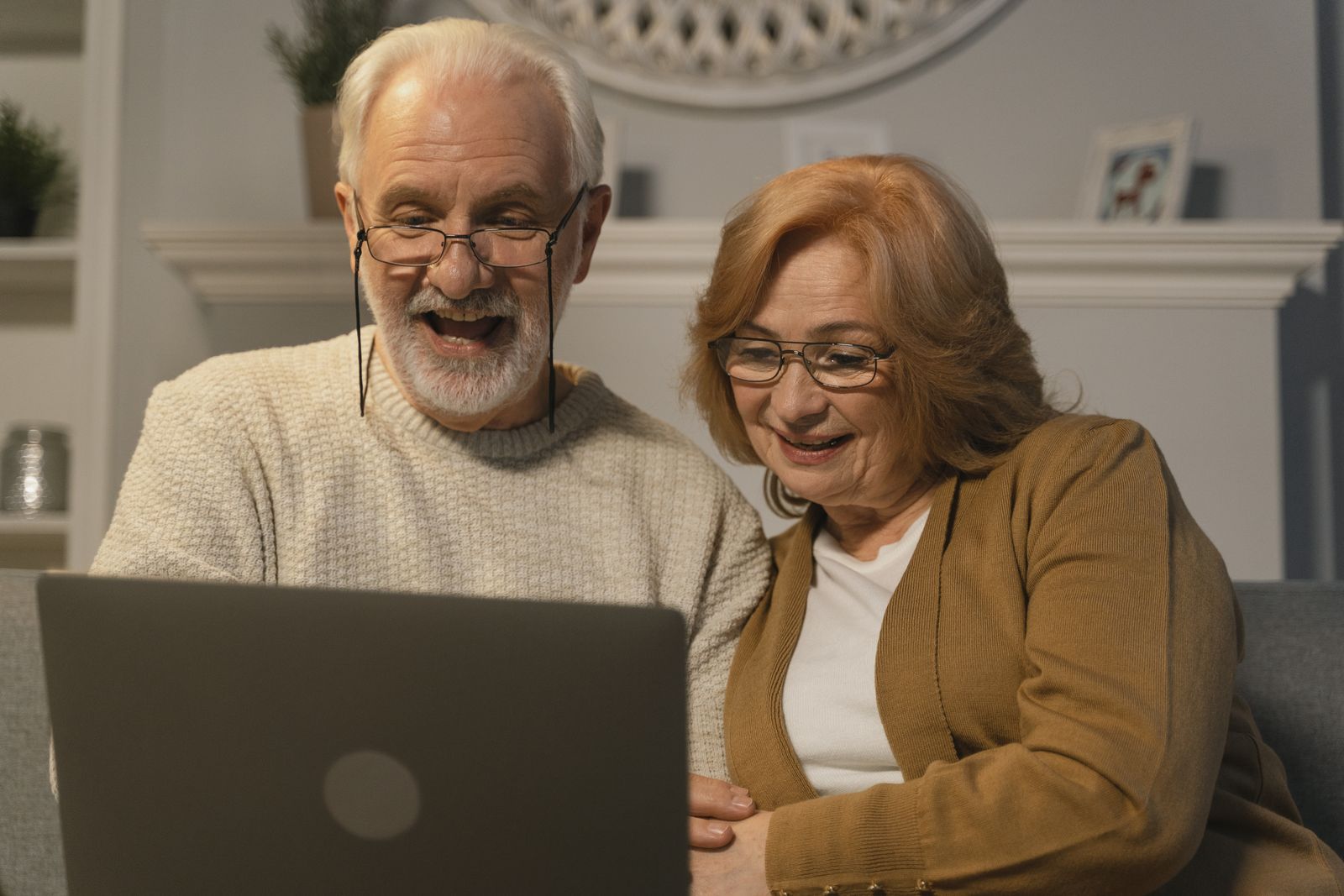 Couple en visio avec un conseiller
