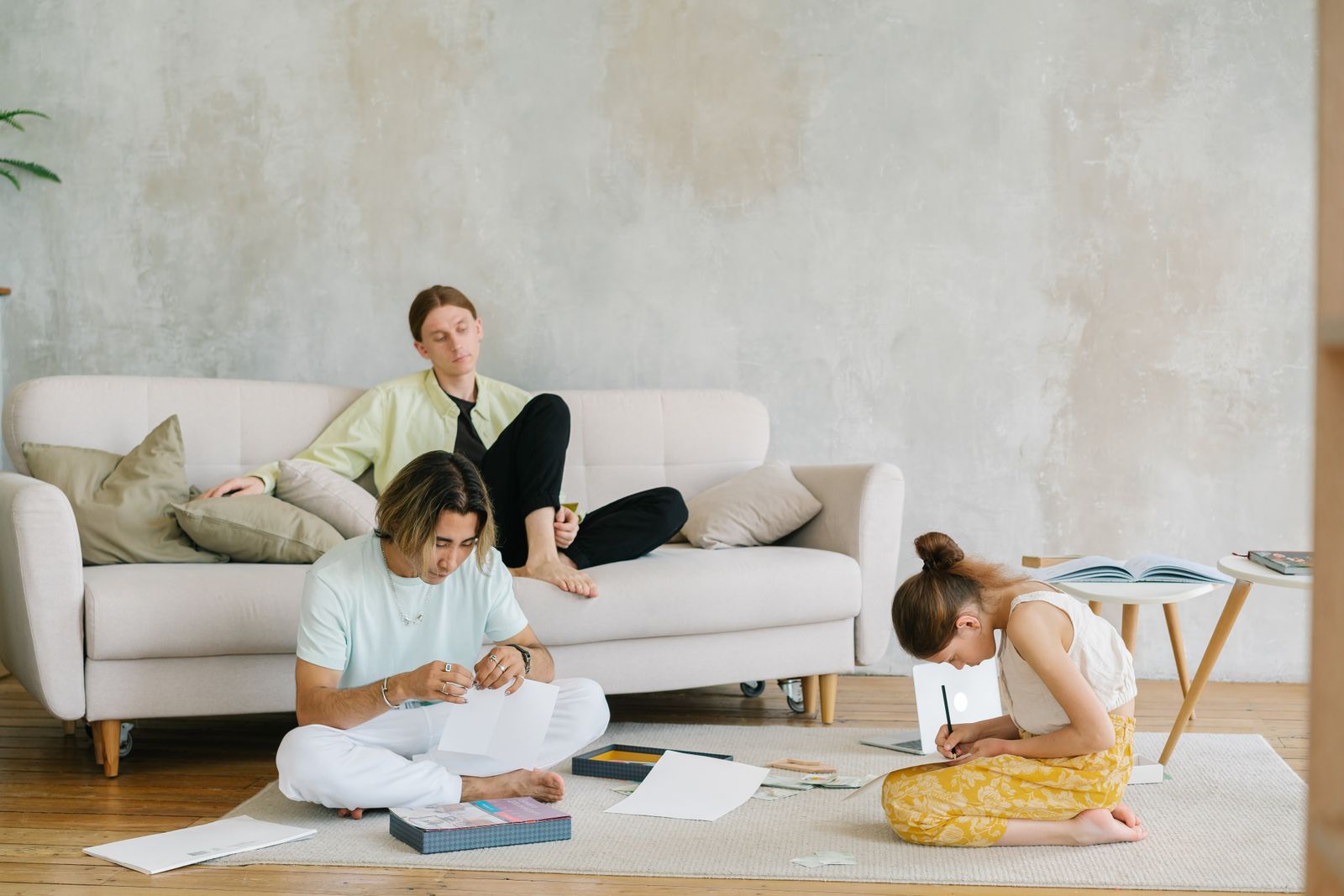 Parents et enfants qui dessinent ensemble dans leur salon